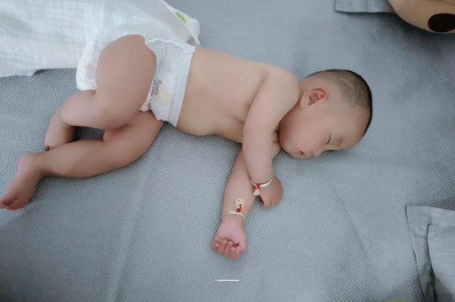 灵宝三个月宝宝抬头不稳